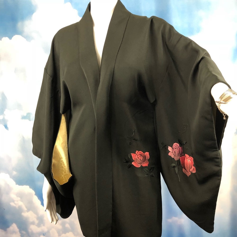 SOLD ‼️ Black Japanese Kimono Embroidered Roses